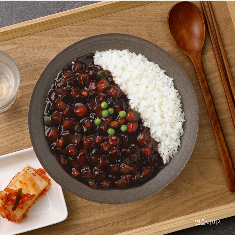 CJ Hetbahn Cupbahn Cooked White Rice with Black Bean Sauce 9.7oz, CJ 햇반 컵반 볶음 짜장 덮밥 275g - Image 2